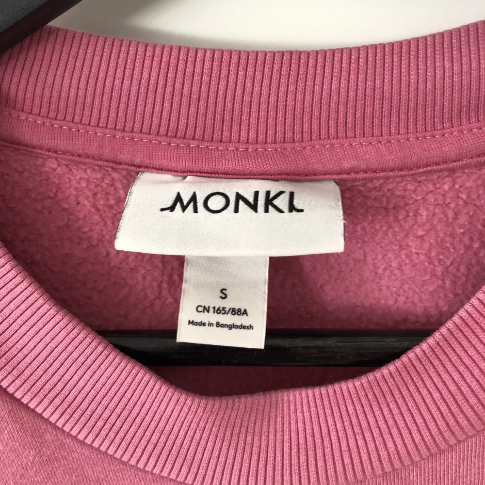 Rosa sweatshirt från Monki i storlek S. Säljer då den inte kommer till användning längre. Bra skick.  Köparen står för frakten. Hoodies.