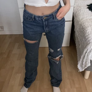 Coola jeans - Skit snygga jeans men som bara ligger i garderoben därav sälj. Frågor? Bar att skriva!😊💝