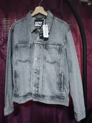 Superdry Jeansjacka  - Så fin och modern design Jeansjacka. 