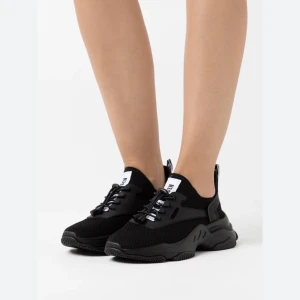 Steve Madden skor  - Säljer mina svarta Steve madden skor, små slitage vid sidorna (färgen är lite ojämn) annars inga fel på dem. Köptes för 3 månader sen för 1150 säljer dem nu för 500 vid snabbaffär. Kan även tänka mig att mötas upp i Liljeholmen.