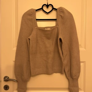 Stickadtröja  - Beige stickad tröja från hm i storlek xs