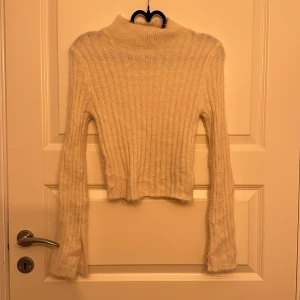 Tröja  - Mysig lurvig tröja med slit vid ärmarna, aldrig använd 