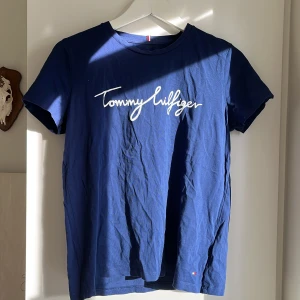 T-shirt  - T-shirt från Tommy hilfiger