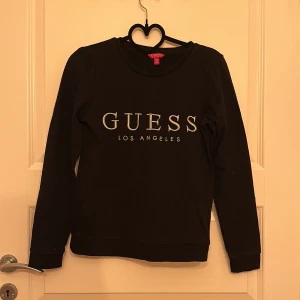 Tröja  - Guess tjock tröja i storlek xs använd några gånger 