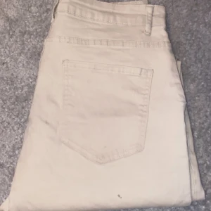 Beige chinos byxor - Använde dem här byxorna förut och älskade dem. Men jag rensar garderoben och den är inte min stil längre. Har inte kvitto för dem då jag beställde dem från Japan. 