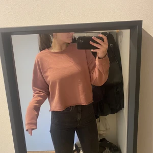 Långärmad tröja  - Tröja som är lite croppad. Har en fläck på armbågen, se bild 2.  