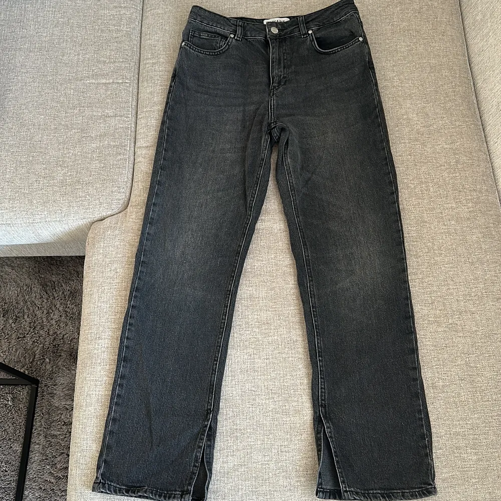 Snygga jeans med slits på insidan. Använda fåtal gånger . Jeans & Byxor.