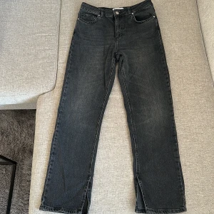 Jeans - Snygga jeans med slits på insidan. Använda fåtal gånger 