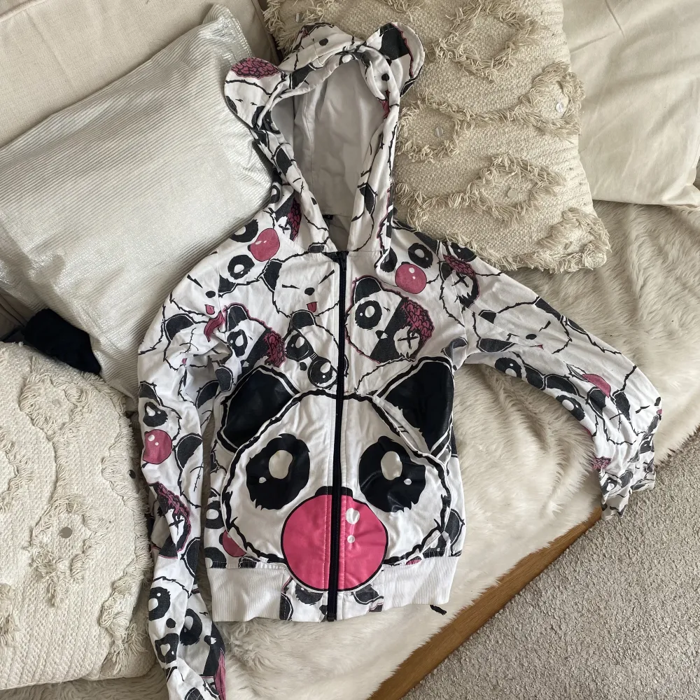 Söt och alternativ hoodie med pandor på, luvan har panda öron och man kan justera storlek på hoodien med korsett knytning där bak. Hoodies.