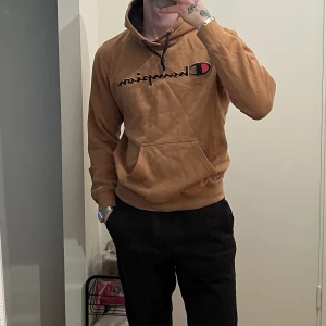 Champion hoodie - Brun hoodie från märket champion. Knappt använd, gott skick. St S.
