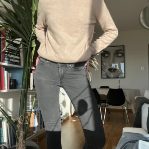 Svarta Levis 711 - Svarta Skinny jeans i storlek 27. Ganska urtvättade och har lite slitskador som syns på sista bilden - därav priset.