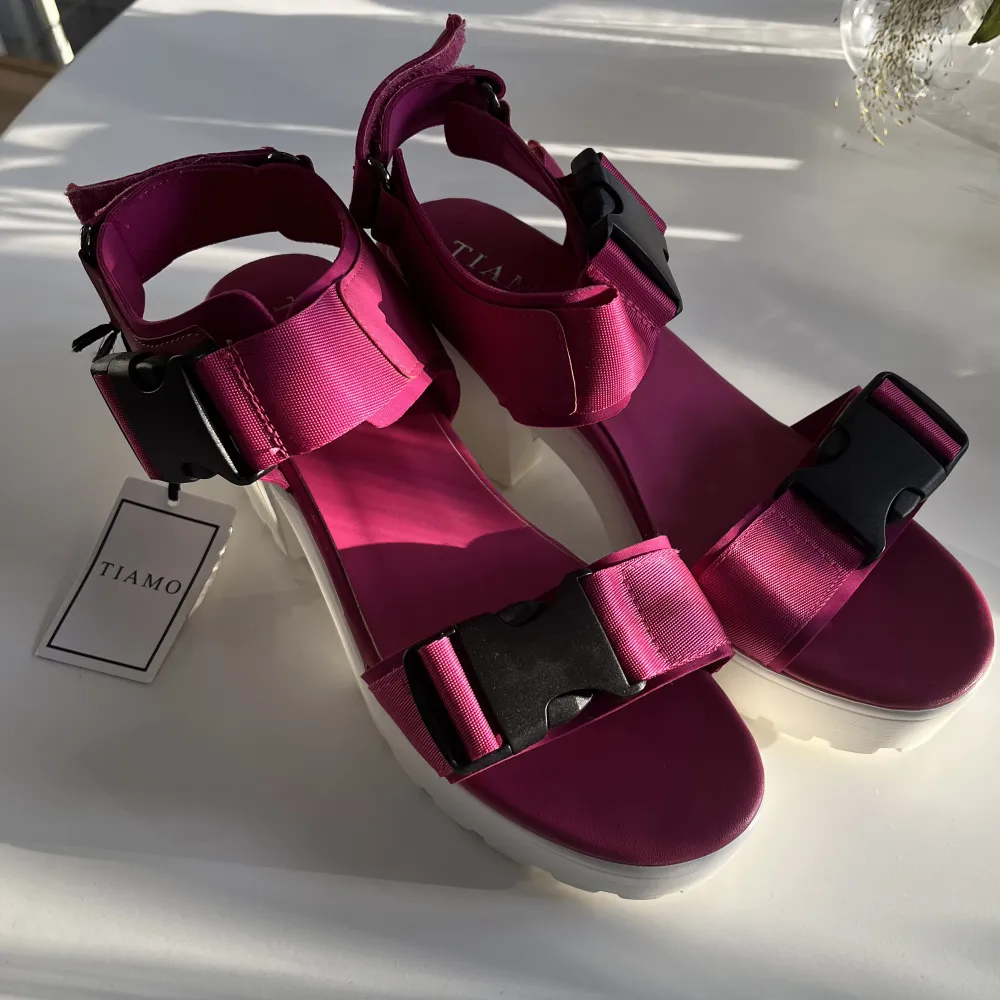Härliga rosa sandaler med klack från Tiamo. Helt nya, aldrig använda, storlek 40, normal i storleken.. Skor.