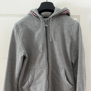 Moncler Hoodie S - Säljer min moncler zip hoodie. Finns lite små flaws på luvan där färgerna går, se bilder. Tröjan är inte ny och därför finns det tecken på användning.  Kvitto finns