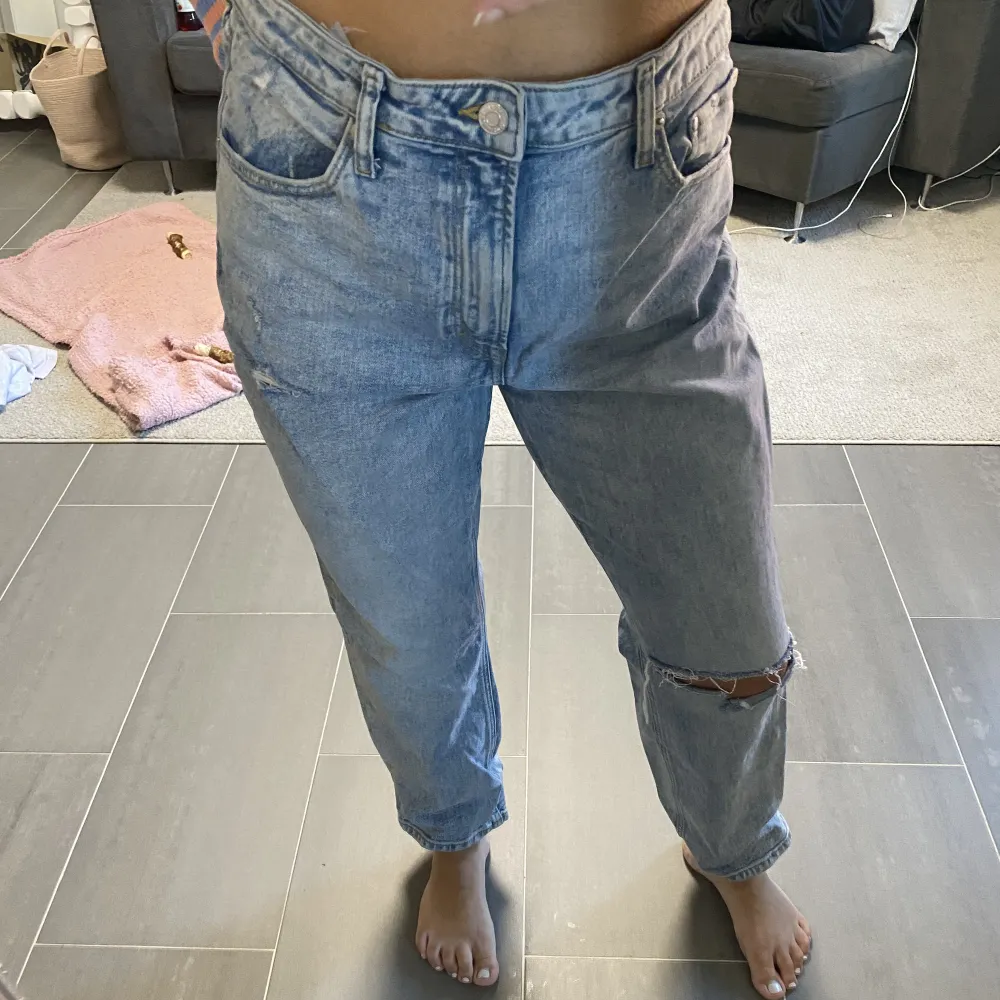 Håliga jeans från HM. Jeans & Byxor.