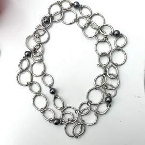 Långt halsband silvermetall med gråblå pärlor