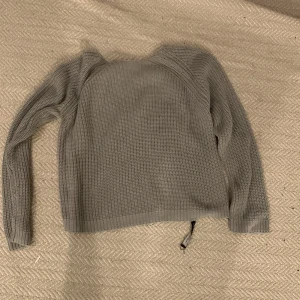 Grå stickad tröja  - Stickad tröja från lager 