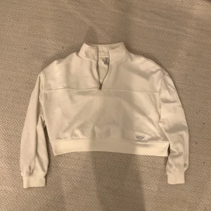 Tröja  - Vit tröja tröja från hm, kort i modellen 