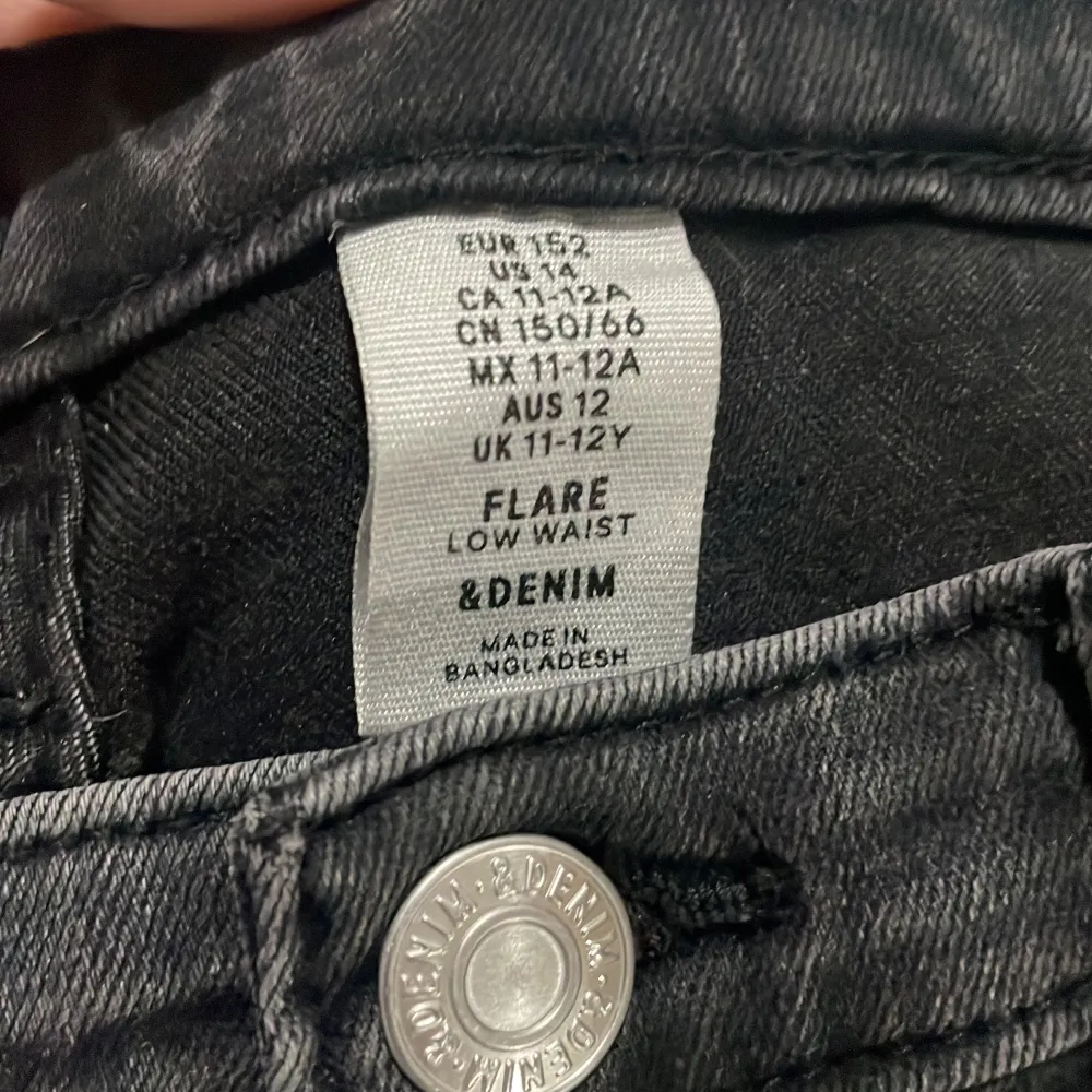 Jeansen är från Lindex kostade 399 säljer för cirka 300(PRISET KAN DISKUTERAS) för korta för mig som är 166 skulle passa perfekt på någon som är 164 och under💕skriv på allt kan diskuteras💕. Jeans & Byxor.
