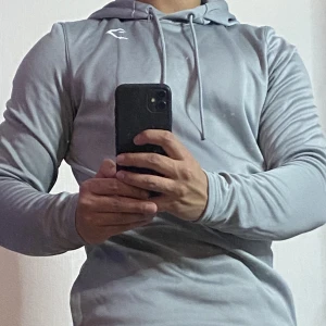 HELT NY! Gymshark Hoodie  - Helt ny då den är för lång i längden men för tajt i kroppen. Rekommenderad för längre och smalare personer :) 