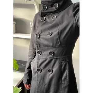 Tunnare kappa / trenchcoat - Tunnare kappa med krage! ☺️ Inget synligt slitage! Snävare i midjan och lätt utsvängd från höfterna och nedåt som ger en mer elegant look! Kappan når mig som är 1.58 lång, ner till knäna! 💕 Spårbarfrakt på 59kr är inkluderat i priset!