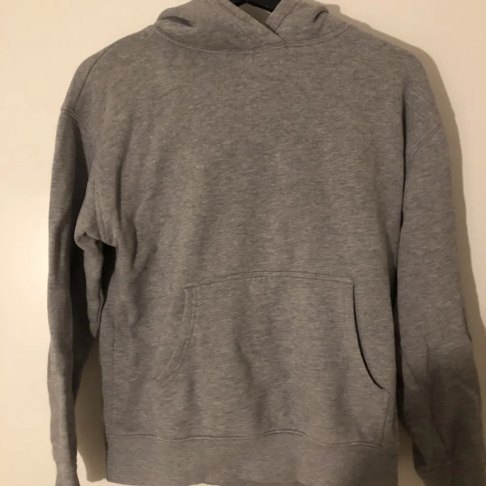 En huddie ifrån Vero Moda som inte är till användning.. Hoodies.