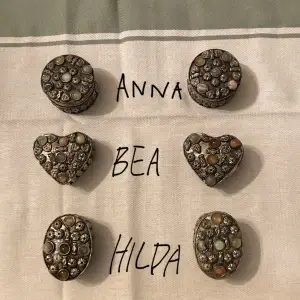 Askar Anna, Bea, Hilda med äkta kristaller på locket, i form av hjärta, cirkel och oval, perfekta för smycken❤️Kontakta vid frågor 