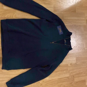 Polo tröja half zip - Fin polo tröja nästan aldrig använd därför säljer jag. Och jag har sparat lappen tagen eller vad man nu säger pris kan alltid diskuteras😫😫🥵🥵🥺😣😔🤪🥶🤪😶‍🌫️😎😱😭🤩🥶🤩😥😥😜😓😙🤗🇨🇨🇦🇷🇧🇼🇧🇬🇦🇷🇦🇬