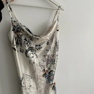 Chiquelle Silky Dress - ny skick - aldrig använd - prislapp kvar; jag beställde och fick hem den men den var för stor och jag hann inte returnera den eftersom jag inte var hemma; säljer den för 300 eftersom jag köpte den med rabatt, ordinarie är 499kr