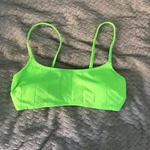 En limegrön bikinitopp som inte kommer till användning längre! Super fin skicka fortfarande! Har knäppe baktill, justerbara axelband och urtagbara pads!😻 