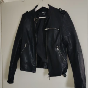 Skinnjacka - Skinnjacka i superfint skick! Storlek S