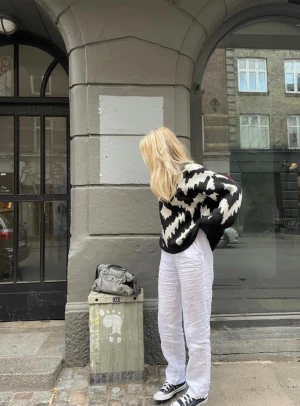 Linne byxor design by si - Säljer nu dessa super fina linne byxor från design by si som jag endast använt ett få tal gånger och är i ny skick, säljer därför att de har blivit för små för mig:( De är xs/S och i extra längd så de är långa!!! Ny pris 529, säljer för 250:)))