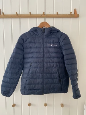 Sail Racing Jacka Strl: 160 - Sail Racing Vår Jacka •Storlek: 160 •Skick: 9/10 •Nypris: 2500kr •Mitt pris: 500kr