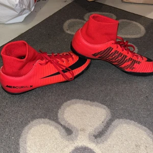Futsalskor - Säljer dessa futsalskor för att jag inte använder dom. Dem är knappt använda, skick 10/10