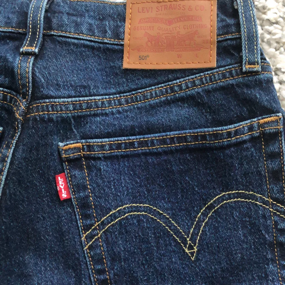 Jättefina 501 Levis jeans som tyvärr inte kommer till användning för mig. Oanvända och i superfint skick, waist är i storlek 24 men passar mig bra som ofta har 34/36, pris kan diskuteras💕. Jeans & Byxor.