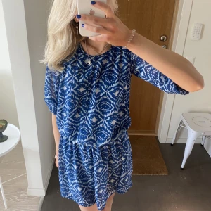 Klänning - Helt underbar klänning frpn ellos, helt perfekt nu till våren och sommaren🥰 går böde att klä upp och klä ner, perfekta sommarklänning helt enkelt❤️❤️