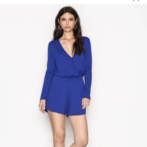 Blå playsuit från nelly - Säljer denna marinblåa playsuiten från Nelly Trend. Aldrig använd. Nypris 299.