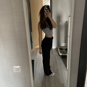 Kostymbyxor - Endast använda 1 gång, går lite nedanför golvet på mig som är 164 cm💕