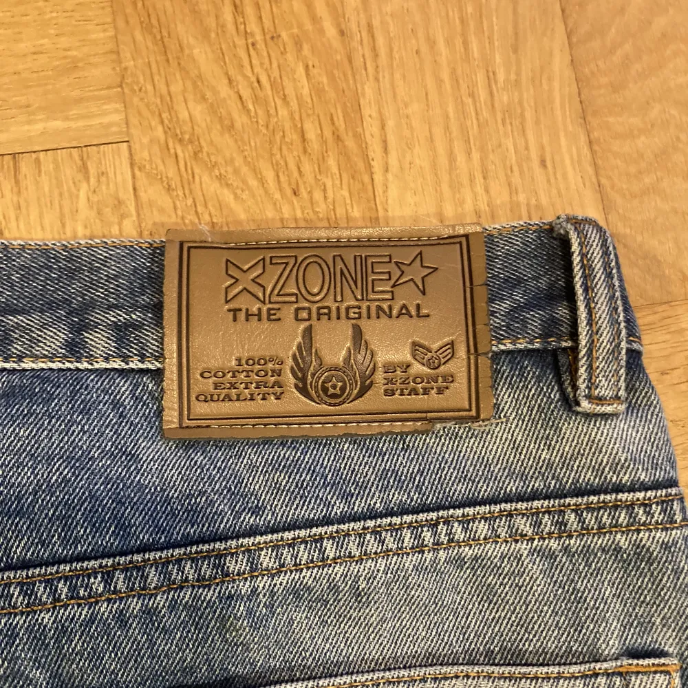 Snygga zone jeans i en najs wash. Är använda fast i väldigt bra skick. Har snygga klippning detaljer vid fickorna. . Jeans & Byxor.