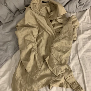 Skjorta/blus - En jättefin skjorta/blus som man knäpper där bak. Aldrig använd då den inte passa. Strl M men passar S