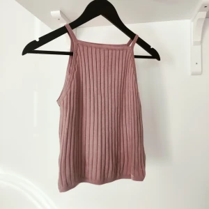 Magtröja - Ribbad magtröja i babyrosa färg.