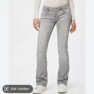 Lågmidjade gråa jeans från LTB! Storlek 29 i midjan och 30 i längd passar bra på mig som är 170 cm! (Köparen står för frakt)