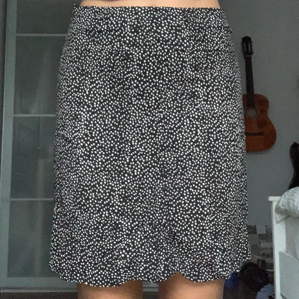 En söt svart och prickig kjol från Åhléns i storlek 36. I fint skick och stängs med dragkedja!. Kjolar.