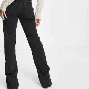 90s jeans  - Pull&Bear Tall - Svart raka jeans i 90-talsstil. Storlek 32/XS/S. Passar mig som är 169, går över skorna. SLUTSÅLDA på hemsida. Köpta för 429kr men säljer för 150kr. Skriv till mig privat vid intresse/fler bilder. SER GRÅA UT PÅ BILD MEN SVARTA IRL.