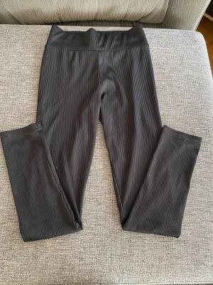 Träningstights barn - Tightsen är köpta på Stadium och är använda ett fåtal gånger. De är i storleken 146/152 och säljs pågrund av att de inte passar. De ribbade Tightsen är i ett mycket bra skick och ser nya ut! Inköpta för 180 Kr.