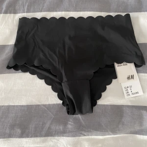 Bikiniunderdel H&M - Jätte fin bikiniunderdel med vågig kant i storlek: 32. Helt oanvänd med lappen kvar.  Hör gärna av dig vid frågor!  🦋🦋🦋