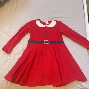 Tomteflicka, klänning  - Har använts en gång oc är som ny. För 3-4 åringar