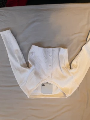 Kofta  - En tunn kofta som man kan ha över t.ex klänningar eller kortärmade tröjor