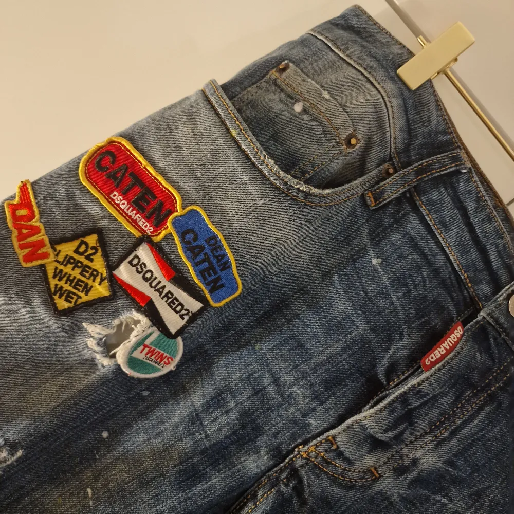 Super snygga limited edition jeans från märket DSQUARED2. De är lite mer ripped än när de var nya men det passar och i övrigt så är de i ett super fräscht skick! Blivit för stora för killen så nu hoppas vi hitta en ny ägare då dessa jeans ska synas 👌. Jeans & Byxor.