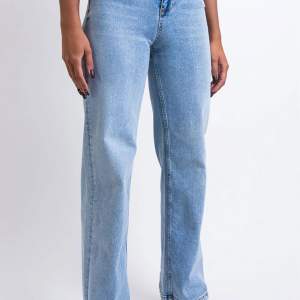 Säljer mina madlady jeans i modellen ”Trace”, endast använda en gång då jag inte riktigt tyckte att modellen passade mig💞Kan skicka fler bilder om då önskas!🥰 Nypris 599 kr💞 