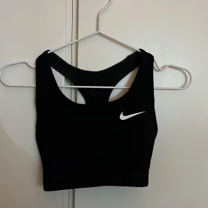 Nike sport-bh - Nike sport-bh i bra skick. Träningstoppen har inte inlägg.